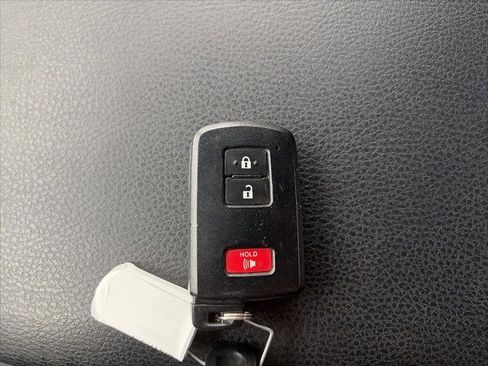 Used 2017 Toyota Tacoma TRD Sport w/ Tow Package (A/T) image 25