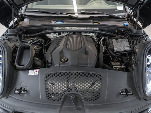Certified 2024 Porsche Macan AWD/4WD image 32