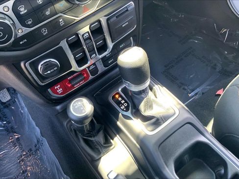 Certified 2024 Jeep Gladiator Mojave w/ Convenience Group AWD/4WD image 15