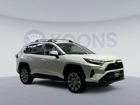 Used 2022 Toyota RAV4 XLE Premium image 14