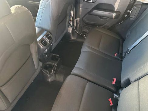 Used 2019 Jeep Wrangler Unlimited Sahara image 11