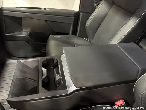 Used 2024 Tesla Cybertruck AWD Crew Cab image 32