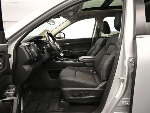 Used 2022 Nissan Pathfinder SV w/ SV Premium Package image 12