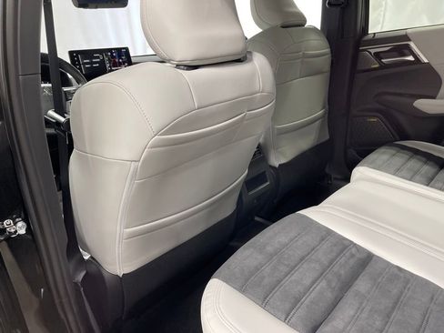 New 2025 Mitsubishi Outlander SE image 25