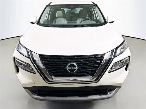 Used 2023 Nissan Rogue SV image 2