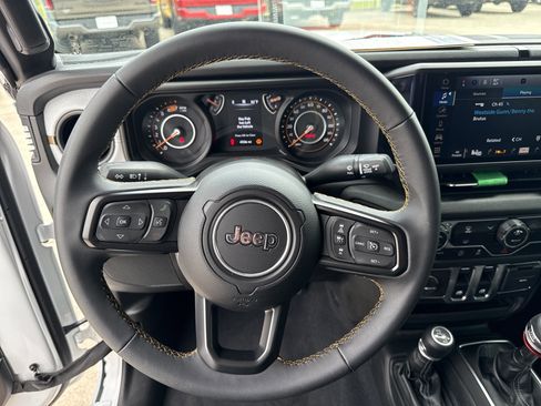 Used 2025 Jeep Wrangler Sport S image 19