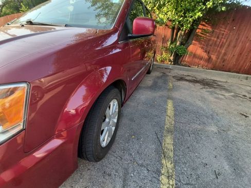 Used 2016 Chrysler Town & Country Touring FWD image 3