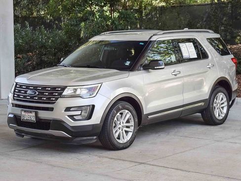 Used 2017 Ford Explorer XLT FWD image 3
