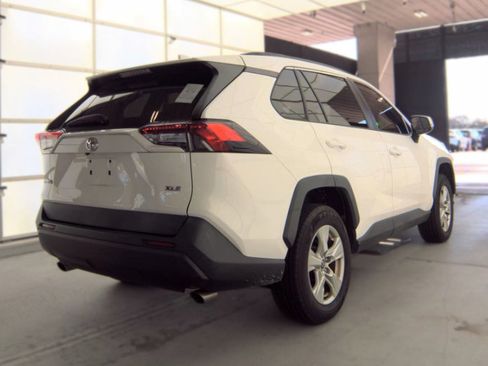 Used 2021 Toyota RAV4 XLE w/ Convenience Package FWD image 3