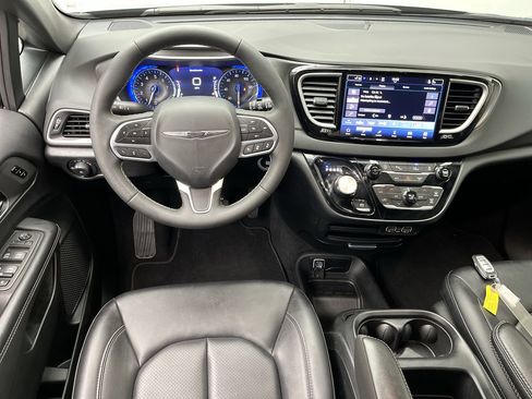 Used 2025 Chrysler Pacifica Select image 13