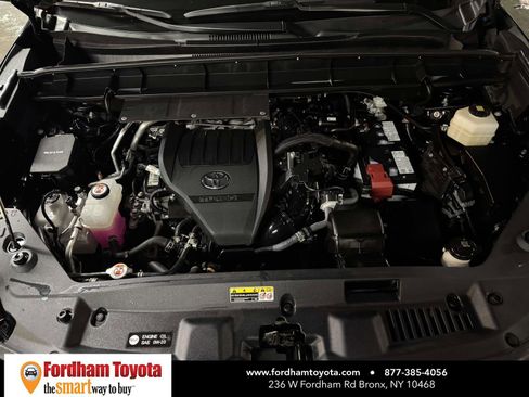 Used 2025 Toyota Highlander XLE image 33