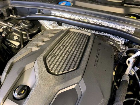 Certified 2026 Porsche Macan AWD/4WD image 33