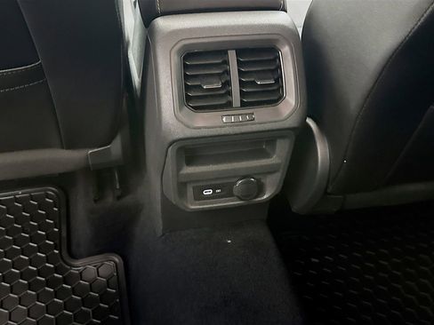 Used 2021 Volkswagen Tiguan SE image 29