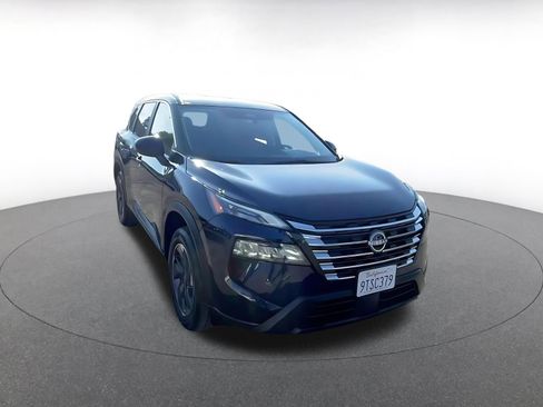 Used 2025 Nissan Rogue SV image 3