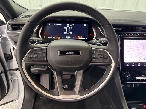 Used 2025 Jeep Grand Cherokee L Limited w/ Black Appearance Package image 22