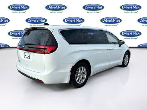 Used 2023 Chrysler Pacifica Touring-L FWD image 7