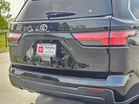 Used 2023 Toyota Sequoia SR5 w/ SR5 Premium Package AWD/4WD image 14
