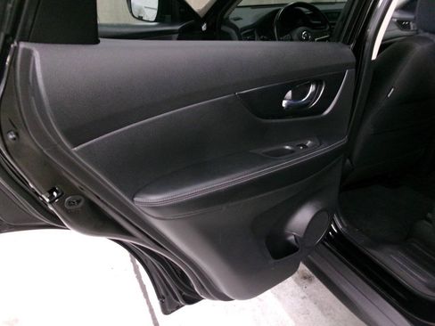 Used 2017 Nissan Rogue SV AWD/4WD image 23
