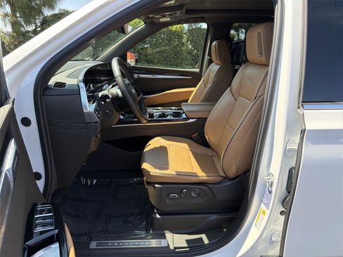 Used 2025 Cadillac Escalade ESV Premium Luxury AWD/4WD image 12