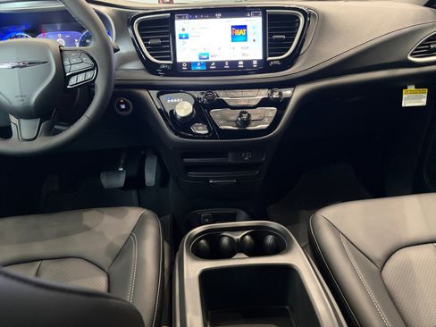 New 2026 Chrysler Pacifica Select image 17
