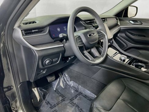 Used 2023 Jeep Grand Cherokee Limited AWD/4WD image 9