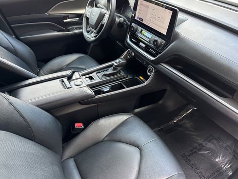 Used 2025 Toyota Grand Highlander AWD image 21