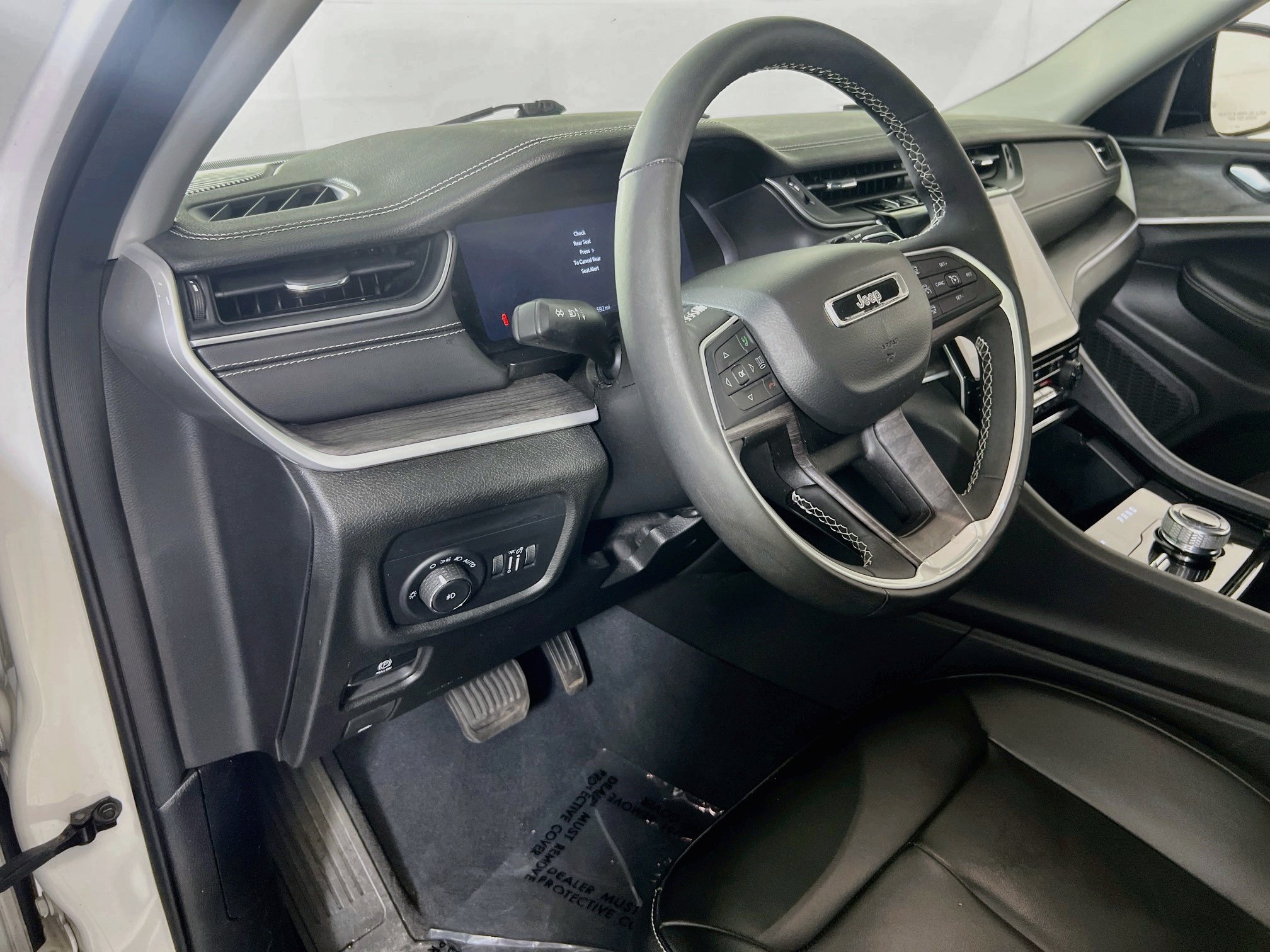 Used 2023 Jeep Grand Cherokee Limited AWD/4WD image 9