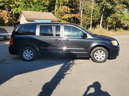 Used 2011 Chrysler Town & Country Touring FWD image 7