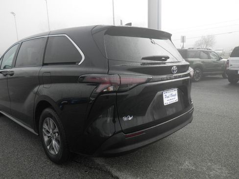 Used 2024 Toyota Sienna LE image 5