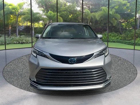 Used 2021 Toyota Sienna Limited AWD/4WD image 2