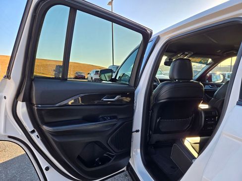 Used 2023 Jeep Grand Cherokee Altitude image 24