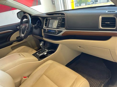 Used 2017 Toyota Highlander Limited image 9