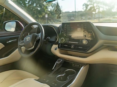 Used 2021 Toyota Highlander XLE image 12