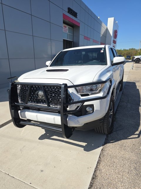 Used 2019 Toyota Tacoma TRD Sport AWD/4WD image 2