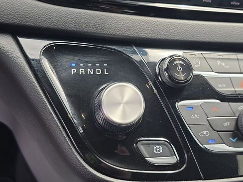 Used 2025 Chrysler Pacifica Select FWD image 26