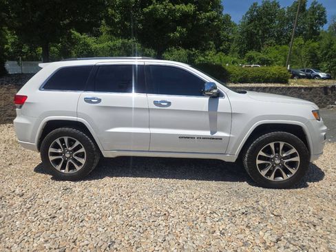 Used 2017 Jeep Grand Cherokee Overland AWD/4WD image 9