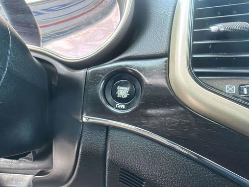 Used 2017 Jeep Grand Cherokee Limited image 20