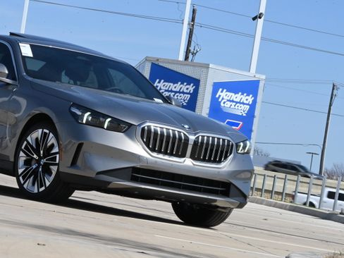 New 2026 BMW 530i RWD image 3