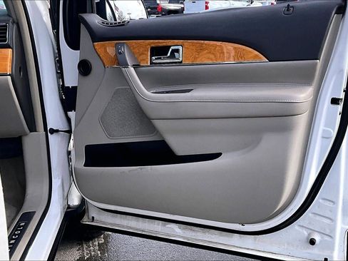 Used 2012 Lincoln MKX FWD 4DR SUV image 22