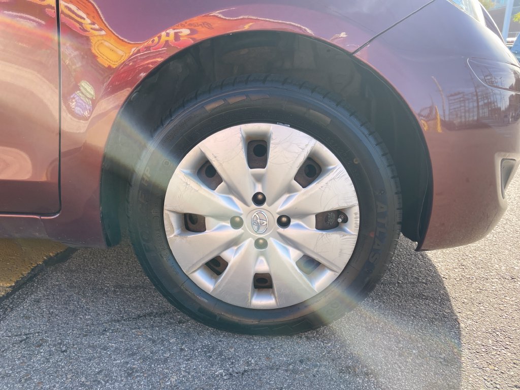 Used 2010 Toyota Yaris 4-Door Hatchback FWD image 11