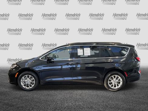 Used 2022 Chrysler Pacifica Touring-L image 11