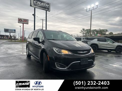 Used 2018 Chrysler Pacifica Touring-L image 1