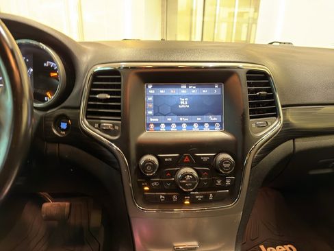 Used 2021 Jeep Grand Cherokee Laredo image 18