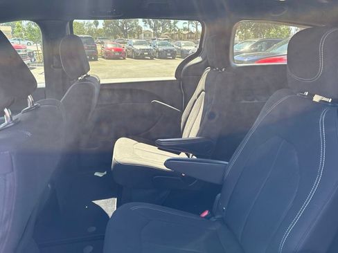 Used 2024 Chrysler Pacifica Touring FWD image 13