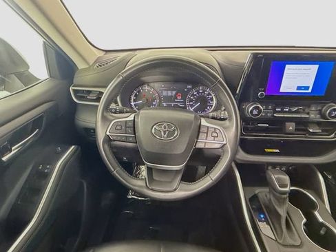 Used 2023 Toyota Highlander XLE FWD image 11