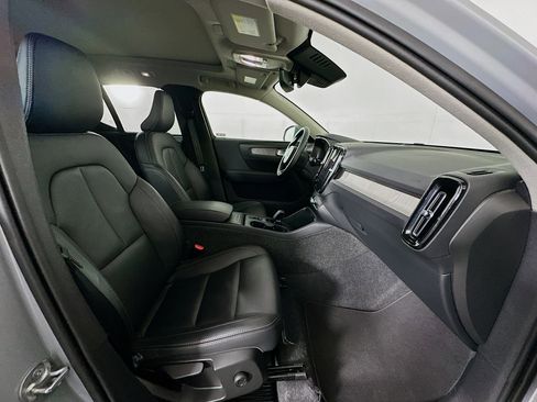 Used 2025 Volvo XC40 B5 Core image 32