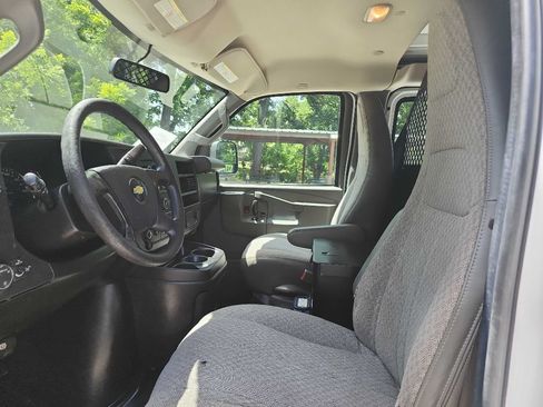 Used 2016 Chevrolet Express 2500 RWD image 8