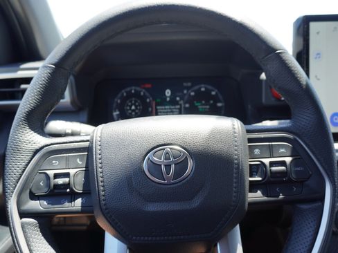 Used 2025 Toyota Tacoma TRD Sport AWD/4WD image 25