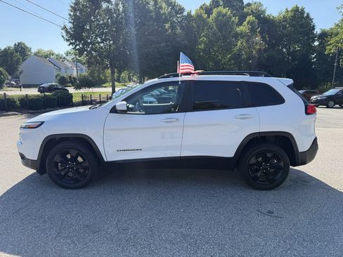 Used 2018 Jeep Cherokee Latitude w/ Altitude Package FWD image 8