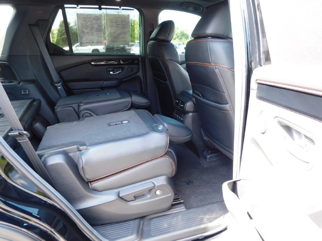 Used 2025 Honda Pilot TrailSport image 31